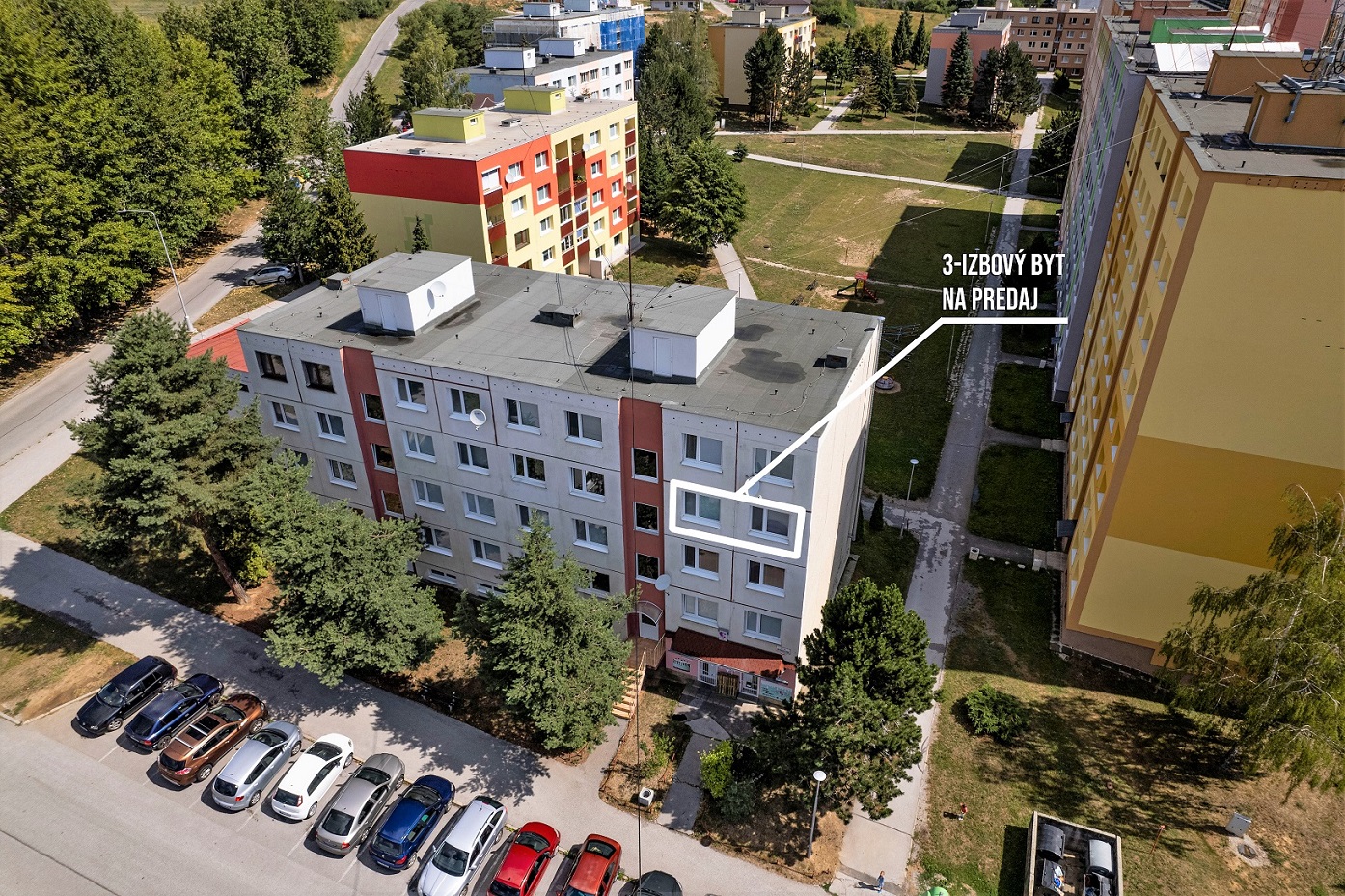 PREDANÝ: 3-izbový čiastočne zrenovovaný byt s lodžiou, sídlisko Západ, Levoča, ul. Viktora Greschika, 77 m2