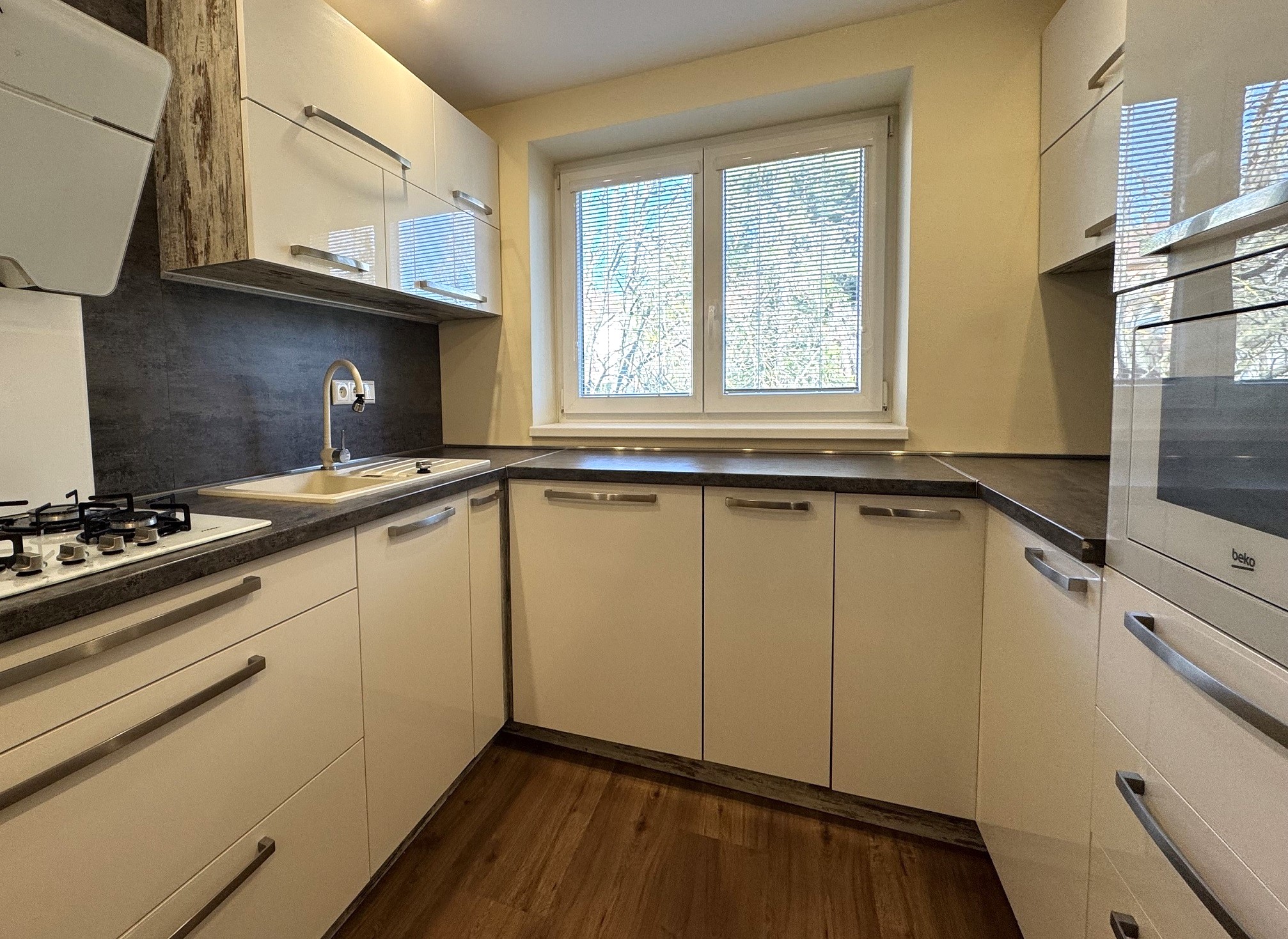 NA PRENÁJOM: 2-izbový kompletne zrenovovaný byt, Levoča, 2/3 posch., sídl. Rozvoj