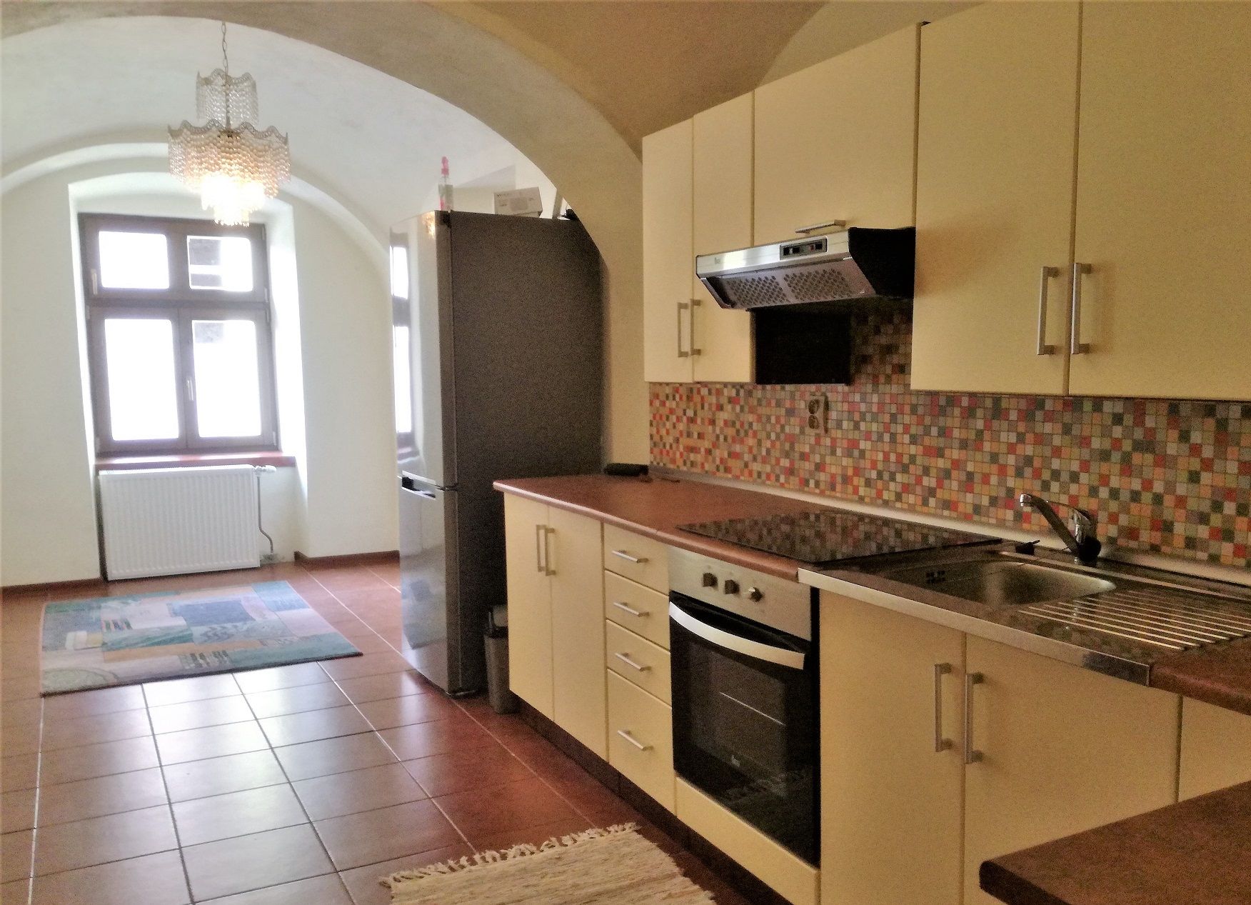 NA PRENÁJOM: 2-izbový zrenovovaný a čiastočne zariadený byt v centre Levoče, 85 m2