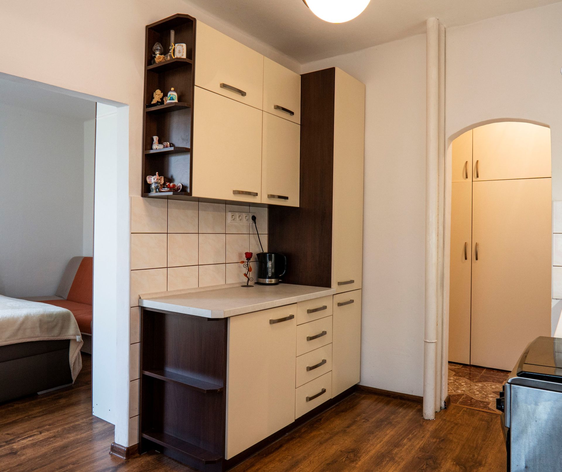 REZERVOVANÉ: 2-izbový zrenovovaný byt s francúzskym balkónom, centrum, Gorazdova ulica, Spišská Nová Ves