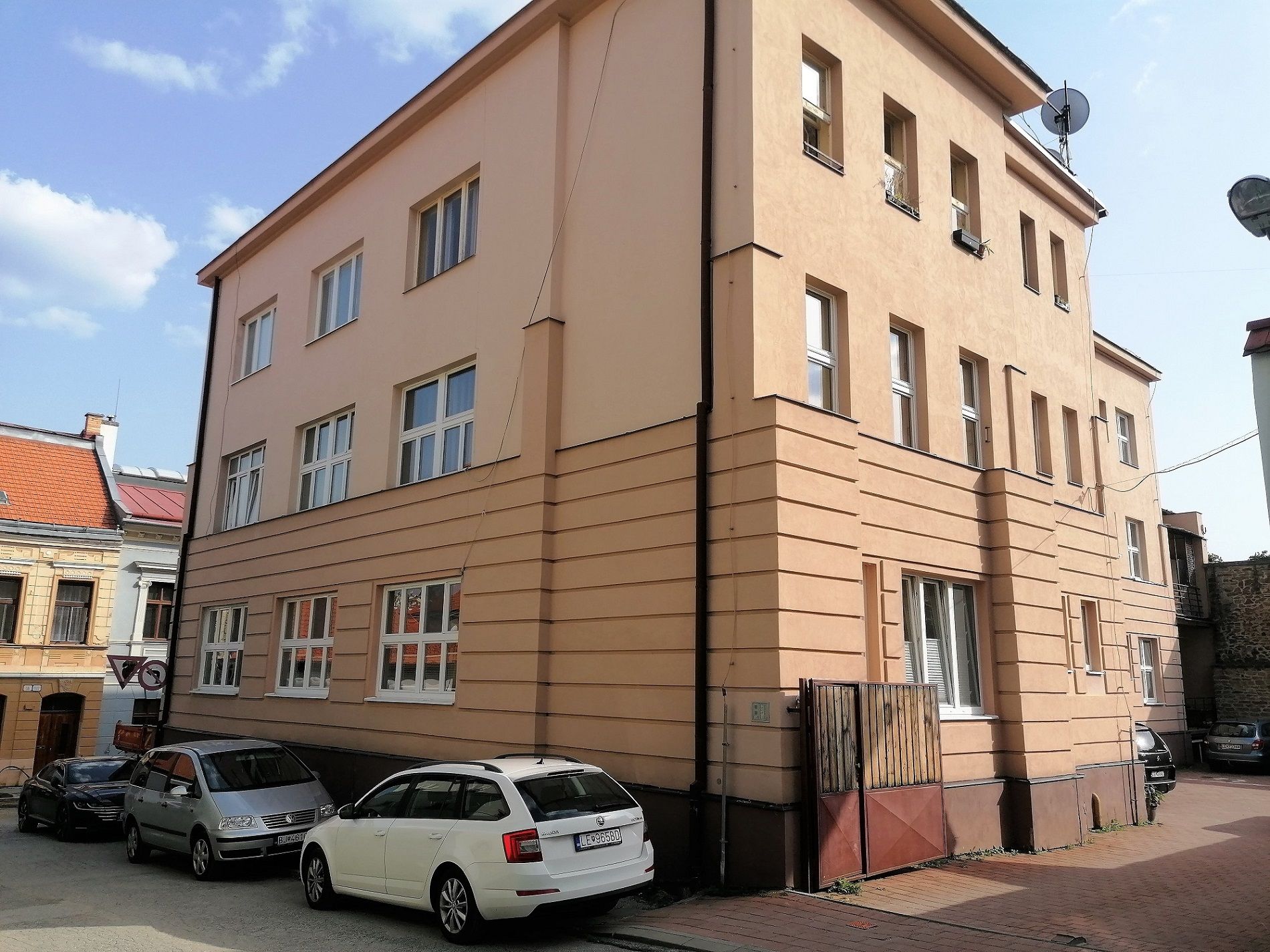 PREDANÝ: 3-izbový byt, centrum, Špitálska ulica, Levoča, vlastné kúrenie a ohrev vody, 101 m2