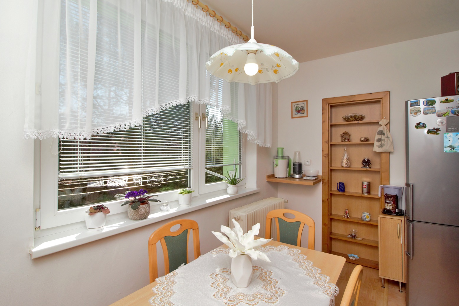 PREDANÝ: 3-izbový zrenovovaný byt s lodžiou, Levoča, sídlisko Pri Prameni, blok Korund, v cene aj nábytok