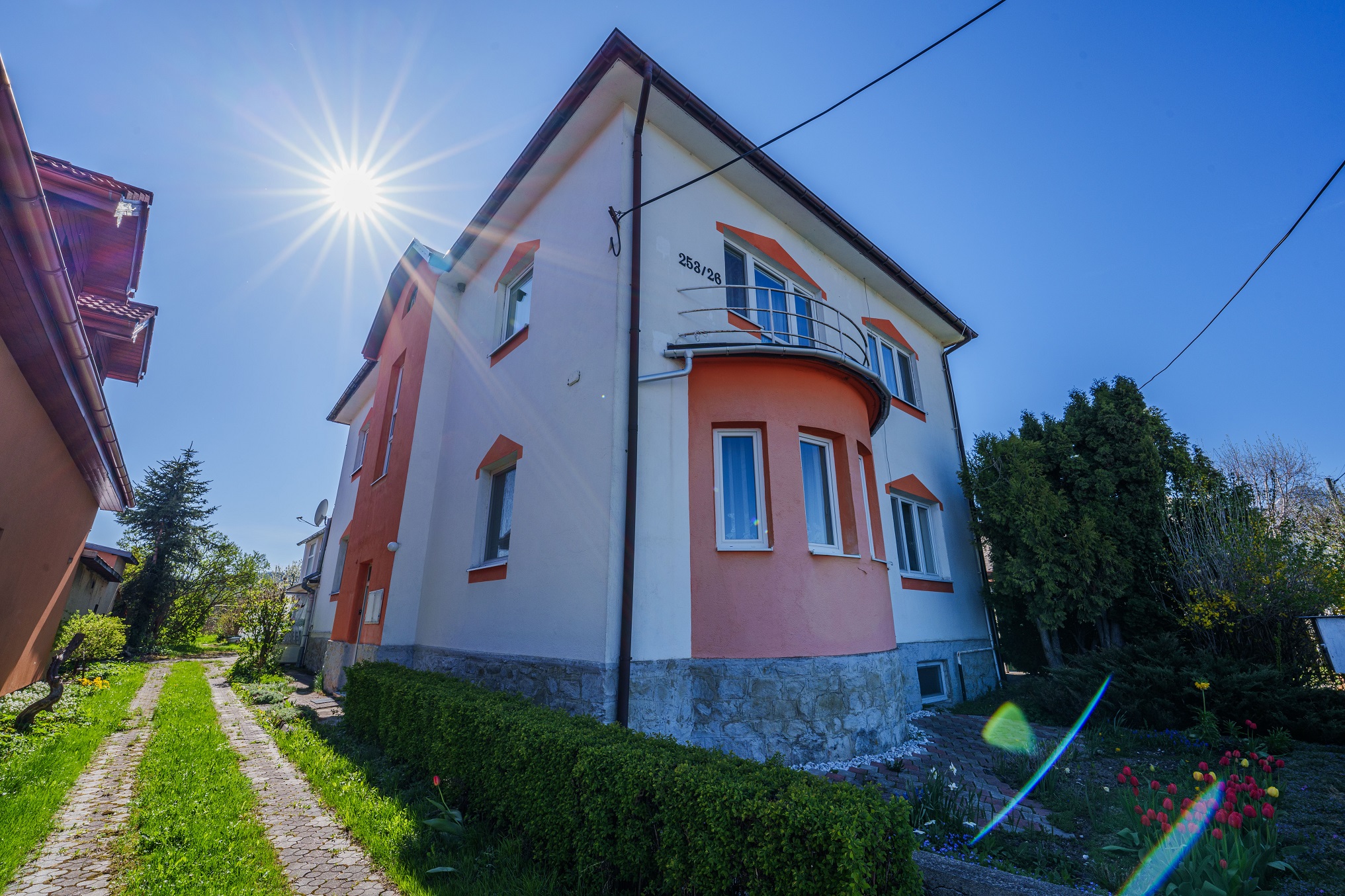 NA PREDAJ: Rodinný poschodový dom s prístavbou, garážami a záhradou Batizovce, okr. Poprad