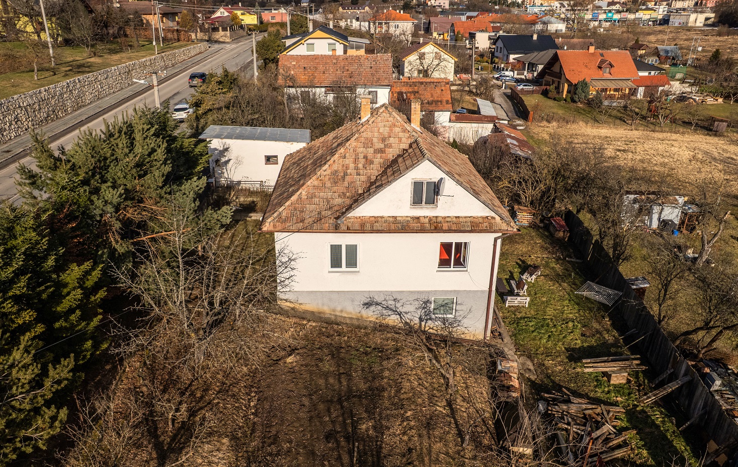 NA PREDAJ: Rodinný poschodový dom s garážou a záhradou v Levoči, rozloha celkom 1012 m2