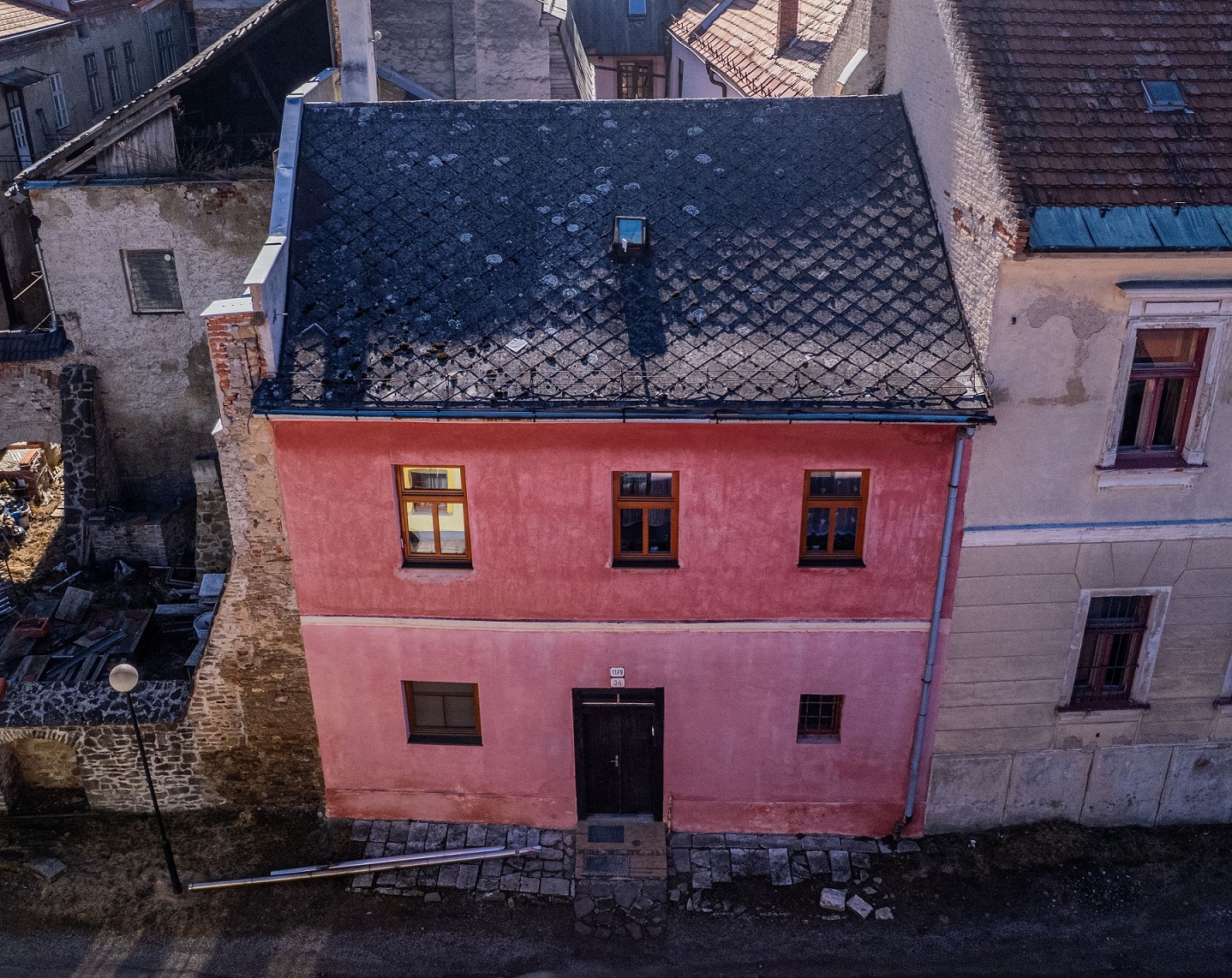 NA PREDAJ: Rodinný poschodový dom s átriom, Ružová ulica, Levoča