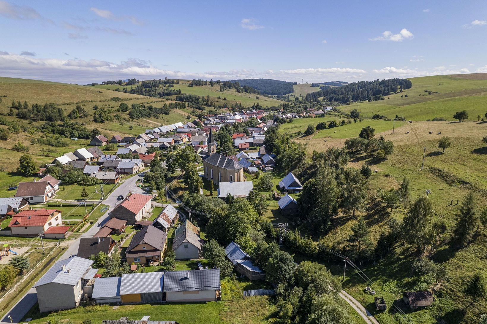 NA PREDAJ: Dva rodinné domy na rovinatom pozemku v strede obce Torysky, okres Levoča