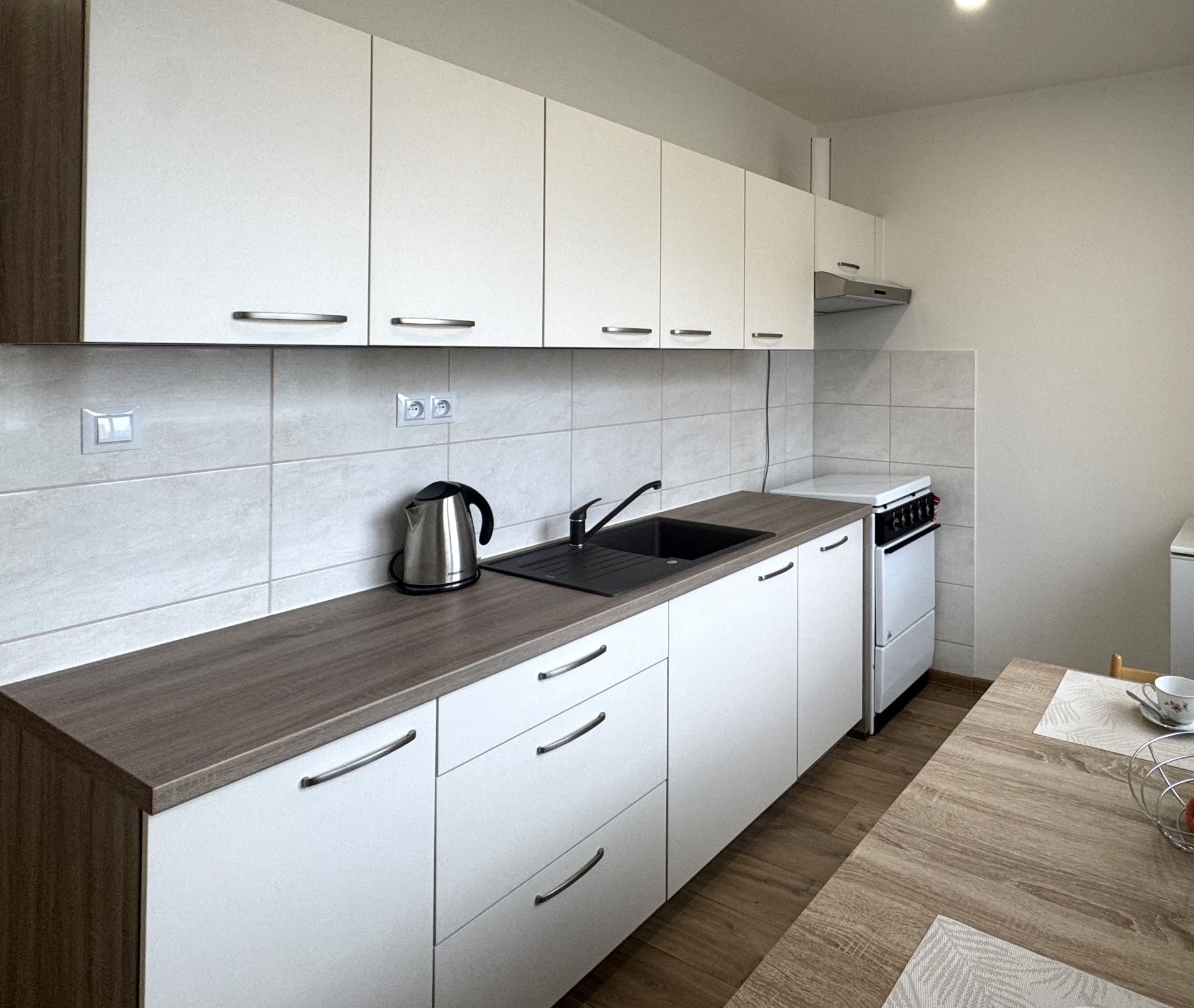 NA PRENÁJOM: 1-izb. kompletne zrenovovaný byt, 3. posch., 44 m2, ul. J. Francisciho, Levoča