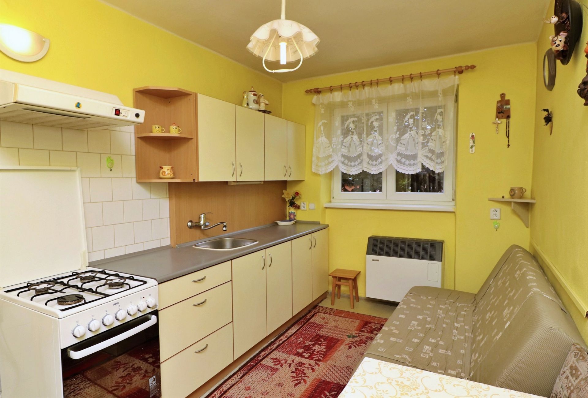 PREDANÝ: 2-izbový byt Spišská Nová Ves, Námestie SNP, tehlová bytovka, 2/3 posch., 65 m2