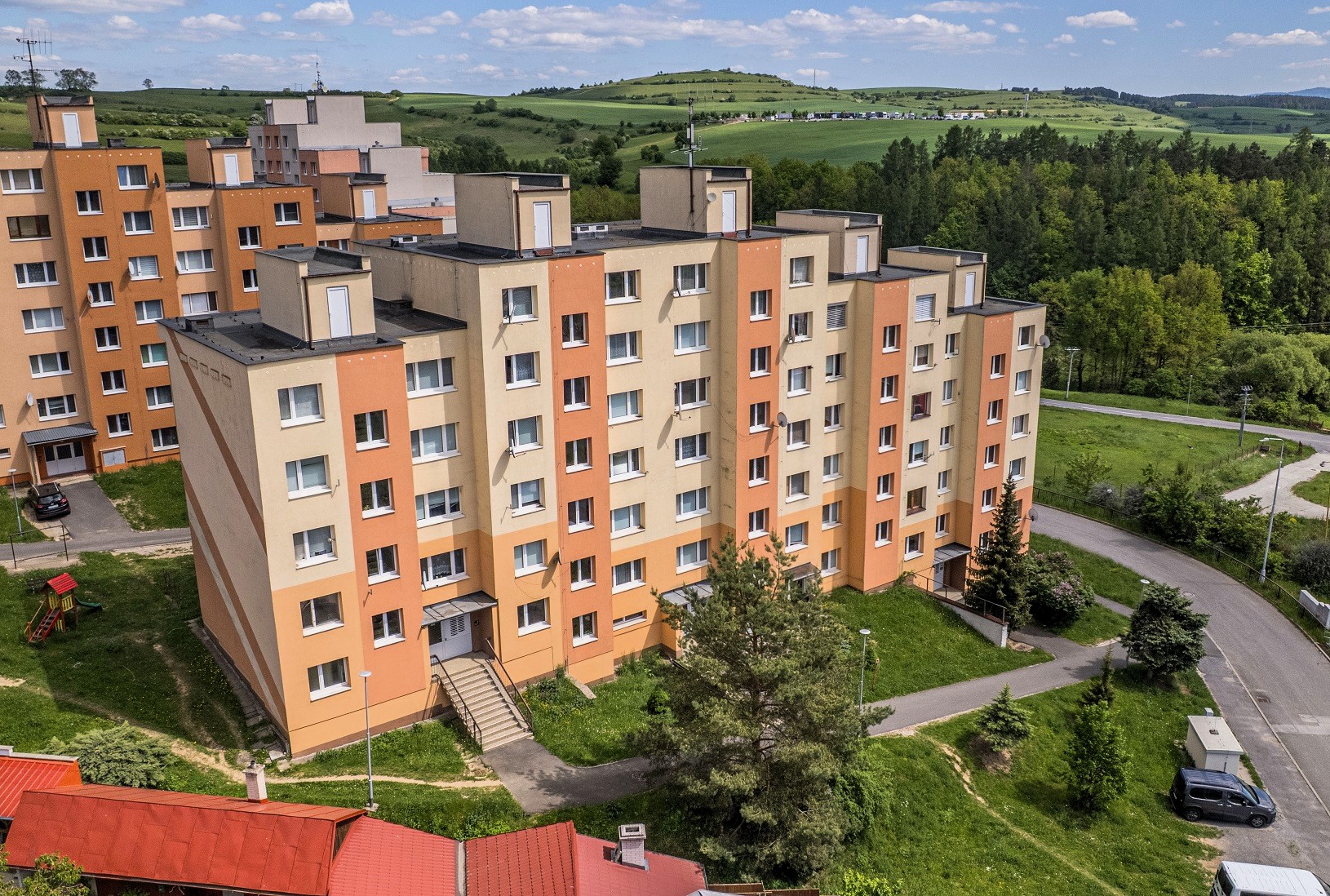 PREDANÉ: 2-izbový čiastočne zrenovovaný byt s lodžiou, ulica Pod vinicou, Levoča, 55 m2