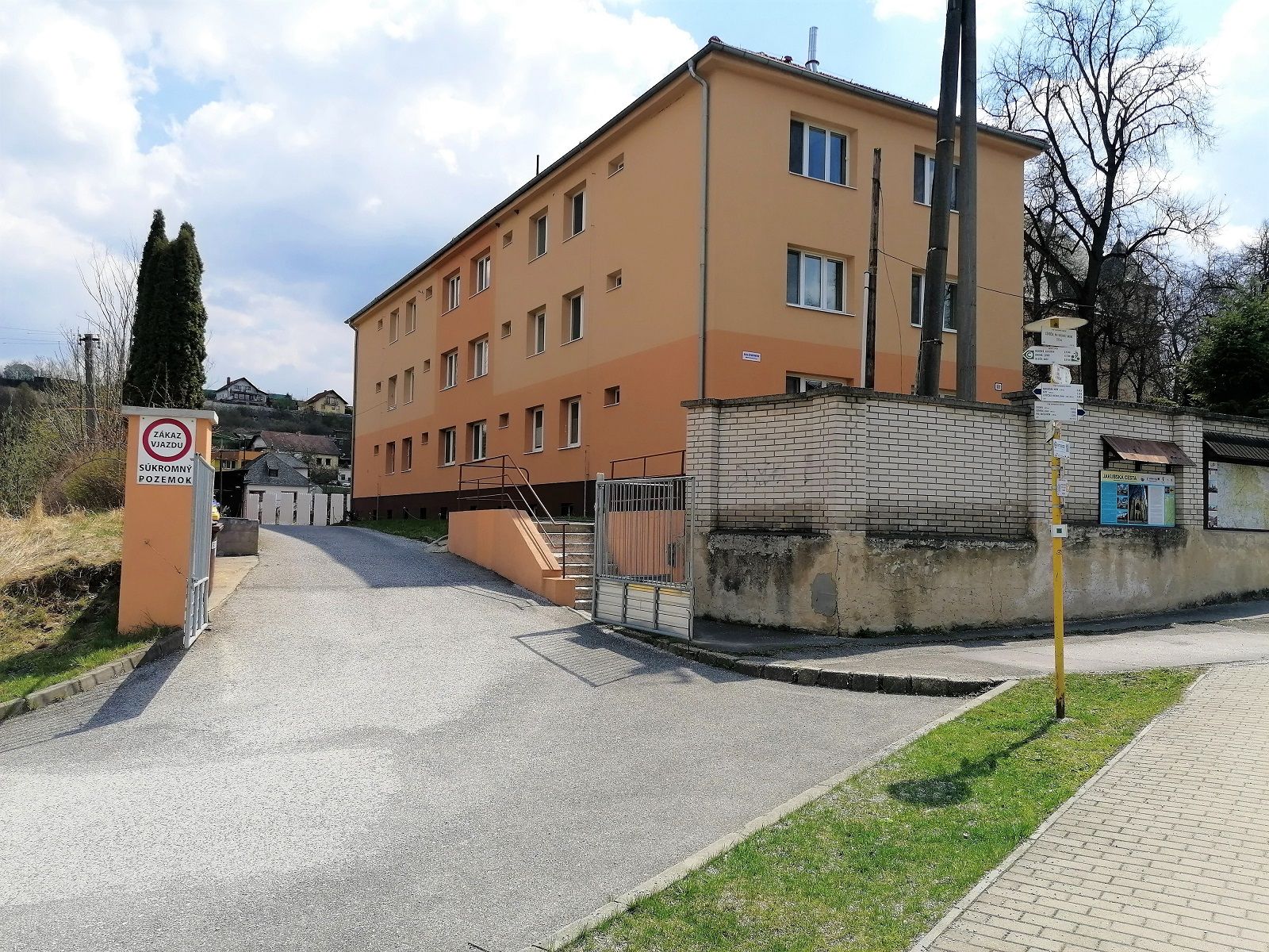 PREDANÝ: 3-izbový byt s lodžiou, ulica Športovcov, Levoča, v cene podiel na uzavretom dvore