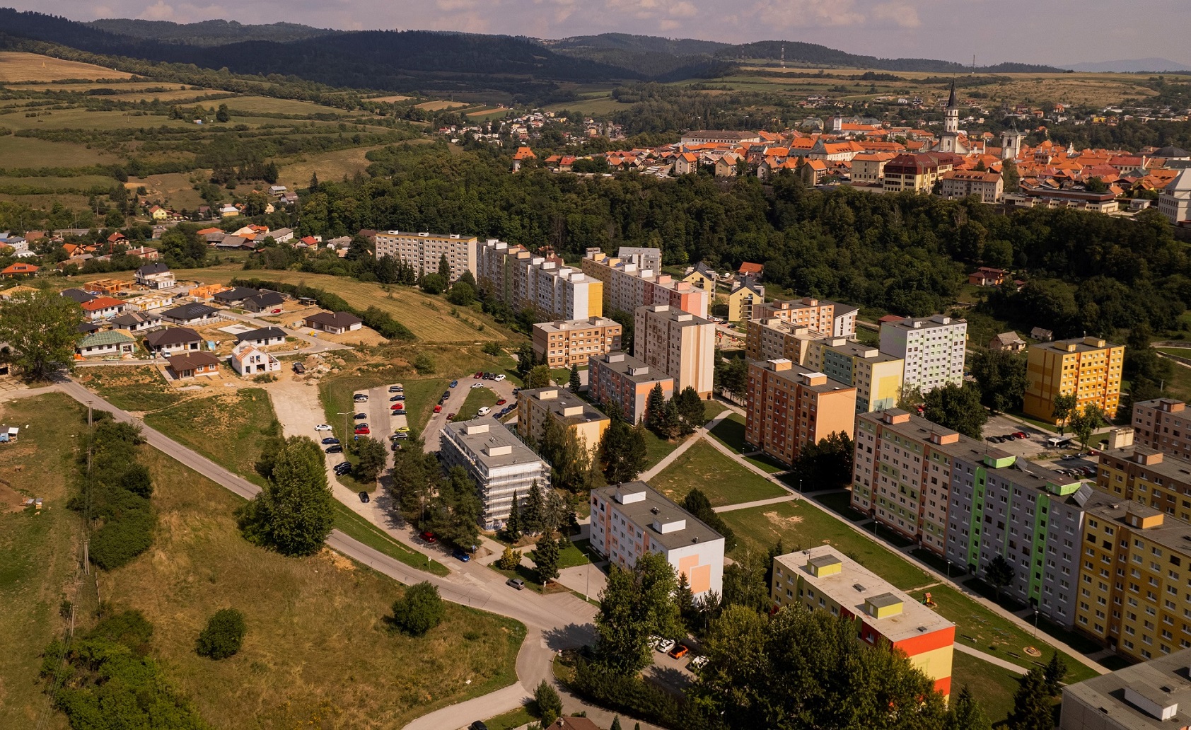PREDANÝ: 3-izbový zrenovovaný byt s lodžiou, vlastným kúrením a ohrevom vody, ul. Viktora Greschika, Levoča, 74 m2