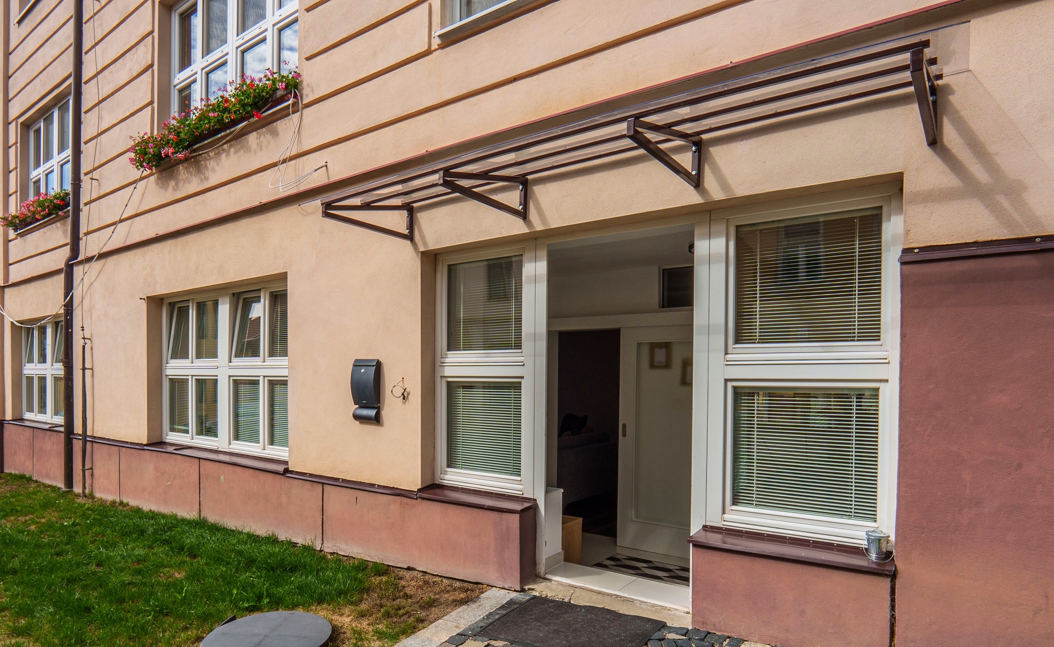 PREDANÝ: Veľký zrenovovaný 3-izbový byt s vlastným kúrením a ohrevom vody, centrum, Špitálska ul., Levoča