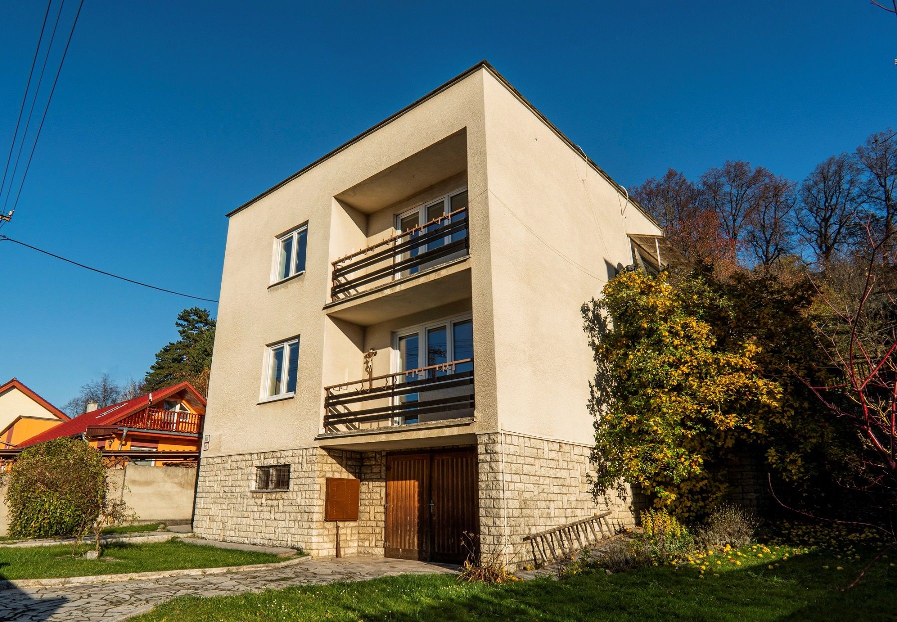 PREDANÝ: Rodinný dom v Levoči, Potočná ulica, záhrada, rozsiahle príslušenstvo, pozemok 1272 m2