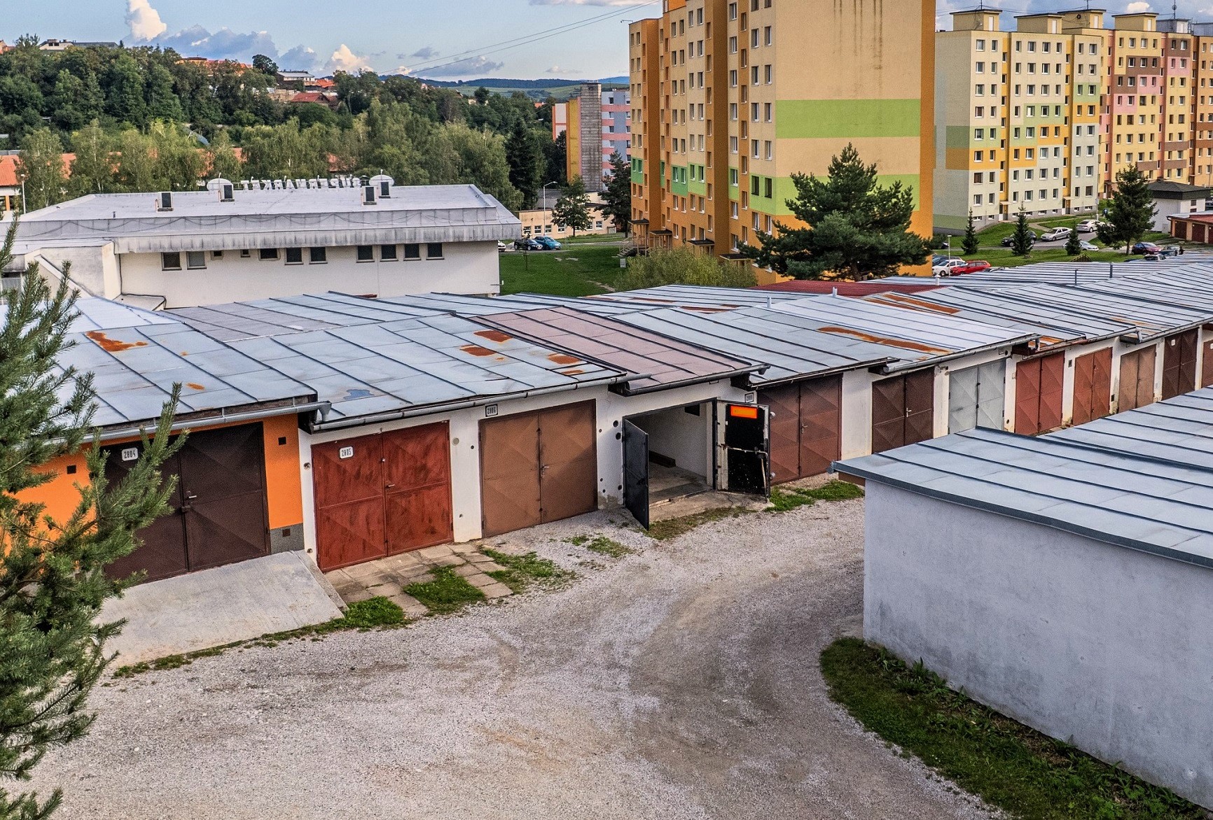 PREDANÉ: Radová garáž s elektrinou, montážnou jamou, pivnicou a vetraním, Levoča, sídl. Západ