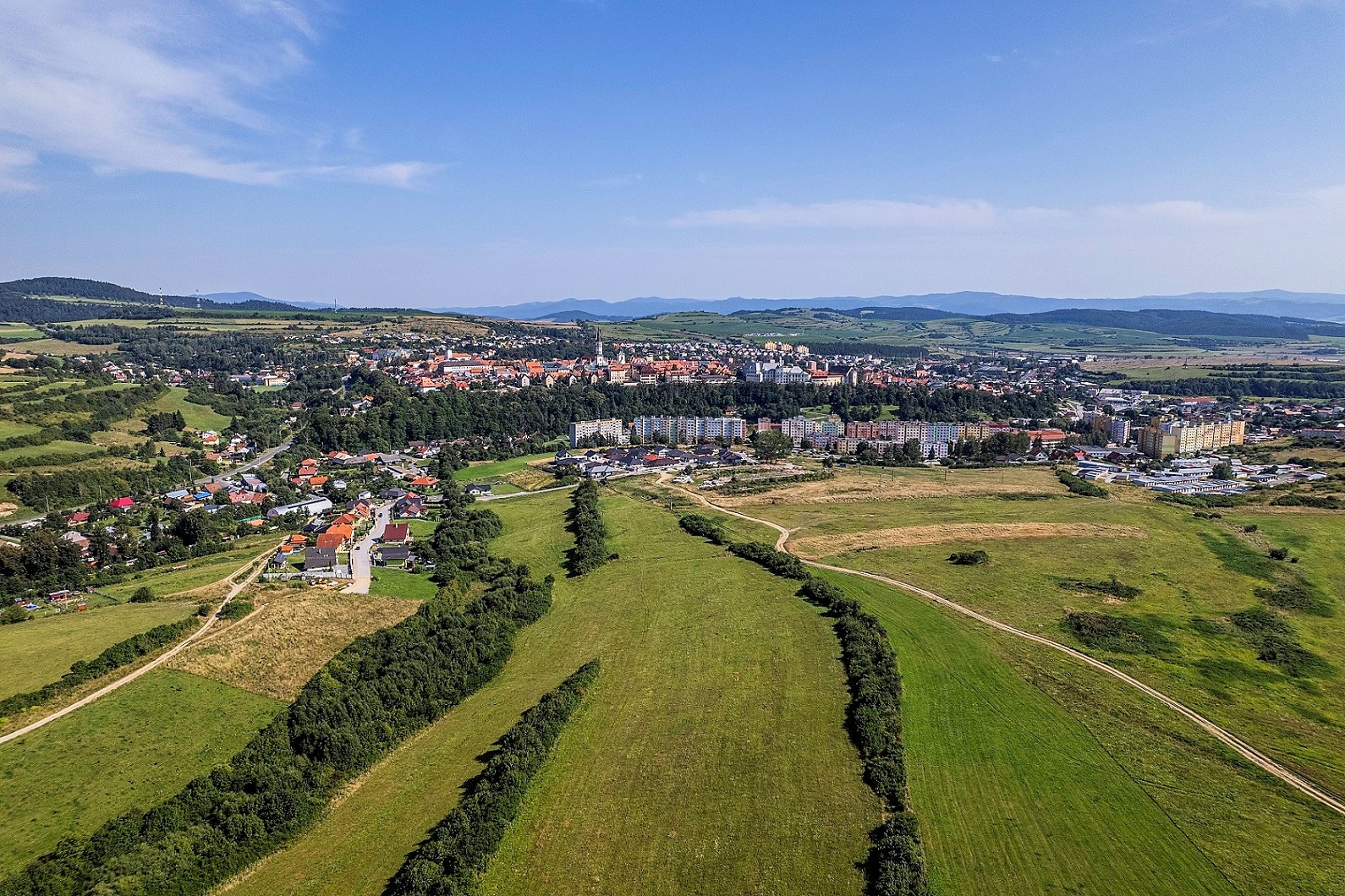 PREDANÉ: Investičné stavebné pozemky s prístupovou cestou, rozloha celkom 16316 m2, Levoča
