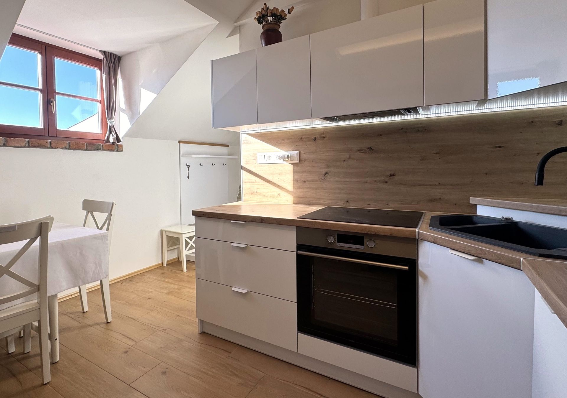 PRENAJATÉ: 1-izbový byt v centre Levoče, 38 m2, kompletná renovácia