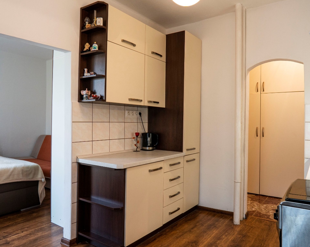 PREDANÝ: 2-izbový zrenovovaný byt s francúzskym balkónom, centrum, Gorazdova ulica, Spišská Nová Ves